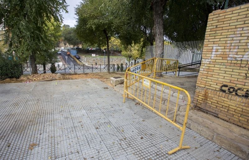 La pasarela peatonal de madera que unirá La Hispanidad con el Parque Moret estará disponible a mediados de febrero