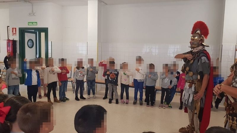 La Legión IX Hispana muestra el lado más humano de los soldados de Roma en el CEIP La Noria de Lepe