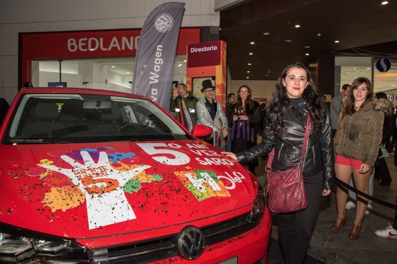 Gloria Romero, ganadora del Volkswagen Polo del quinto aniversario de Holea