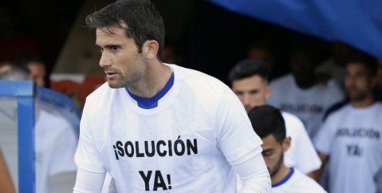 Caparrós estuvo en el palco junto a Zambrano y los jugadores portaron camisetas con el lema 'Solución ya'