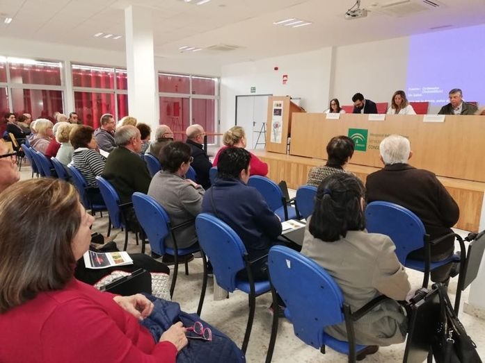 El Hospital Infanta Elena y la Asociación de Parkinson abordan por primera vez la enfermedad en unas jornadas