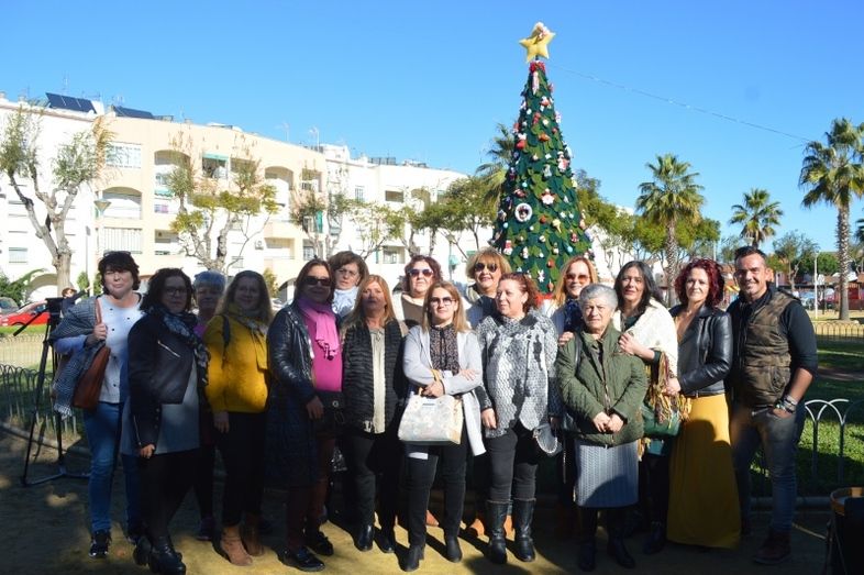 Punta Umbría luce un árbol de Navidad de crochet