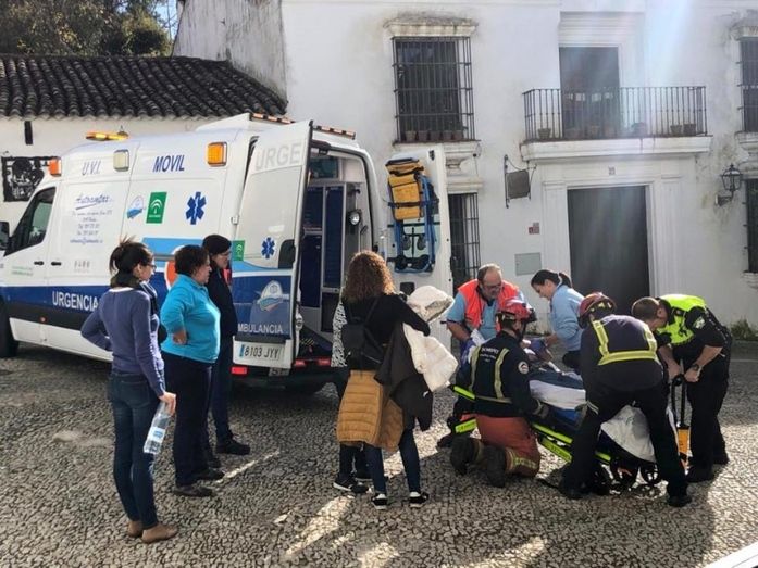 Auxilian a un hombre que sufrió un golpe en la cabeza al caerse en el interior de la Gruta de las Maravillas