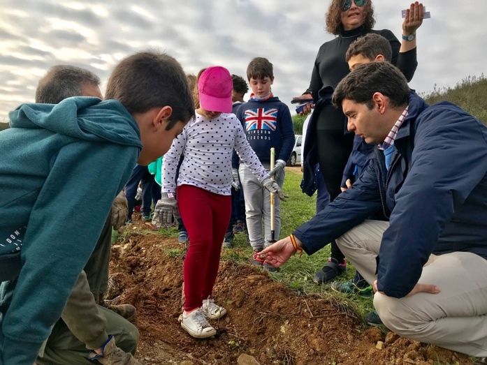Escolares valverdeños plantan unos 600 árboles para reforestar la Dehesa de ‘Los Machos’