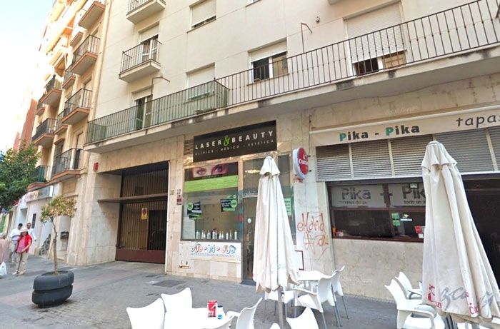 Una mujer arroja a un perro labrador por el balcón de un quinto piso de la calle Marina tras discutir con su expareja