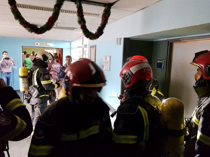 El Hospital Juan Ramón Jiménez evacua una unidad de hospitalización completa en un simulacro de incendio