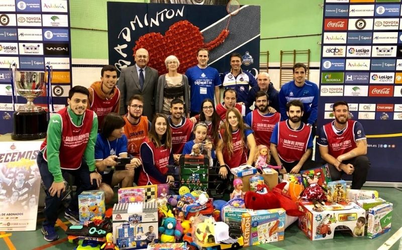 Gran jornada de convivencia en el II Torneo Solidario ‘Un juguete por el bádminton’