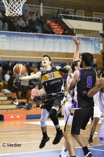 Benahavis corta con justicia la racha de un Krypteia Huelva con un gran Gladden pero que concedió demasiado en defensa (78-94)