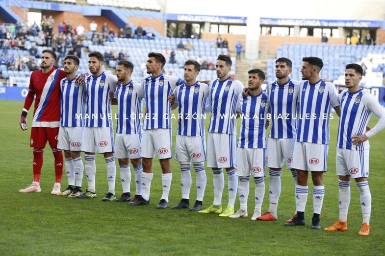 Los jugadores del Recre protestaron por los impagos en el primer medio minuto del partido haciendo una piña y mirando al palco