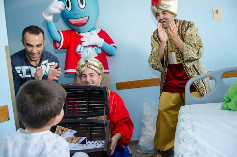 Los niños del hospital Juan Ramón Jiménez reciben la visita de la caravana de la salud del 'Club La Banda'