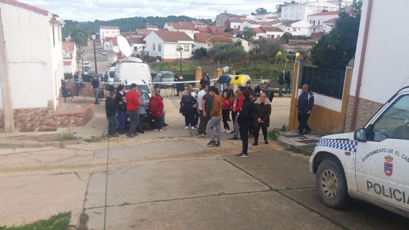 Reconstruyen junto a Montoya los hechos del crimen y multitud de vecinos se concentran para increparlo