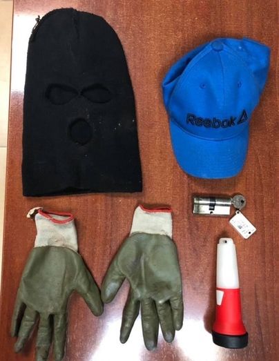 Roba ropa y la caja de una tienda en Lepe y también hiere a un agente al ser detenido