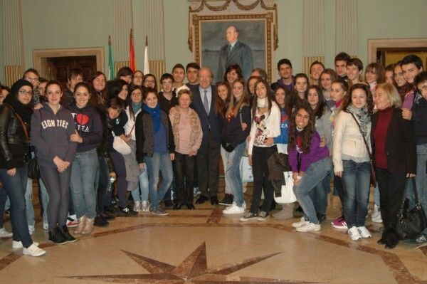El Ayuntamiento recibe a 44 estudiantes italianos y onubenses
