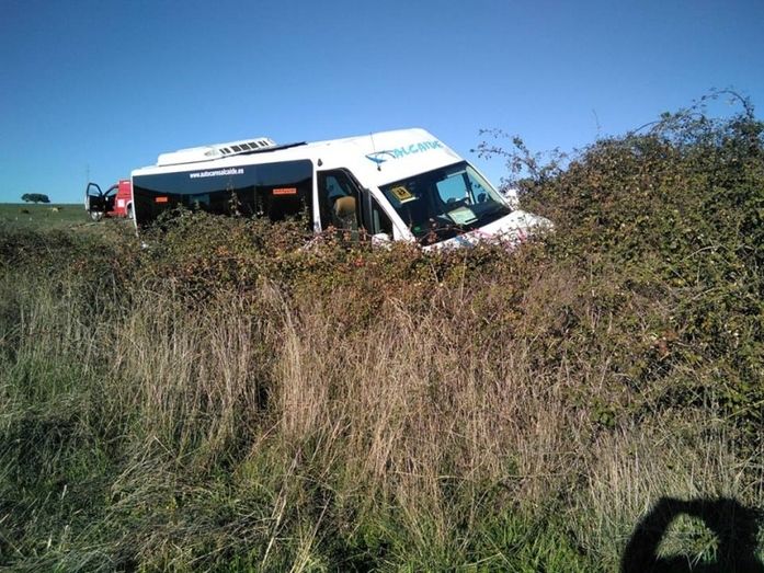 Dos niños resultan heridos leves en el accidente de un microbús en Cumbres de Enmedio