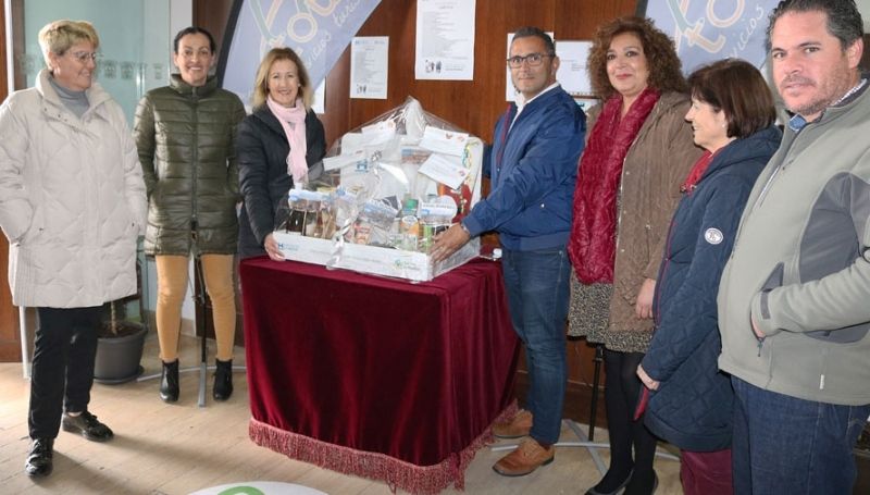 Pepi Núñez, ganadora de la cesta de la campaña ‘Que sea de Huelva’ en Cartaya