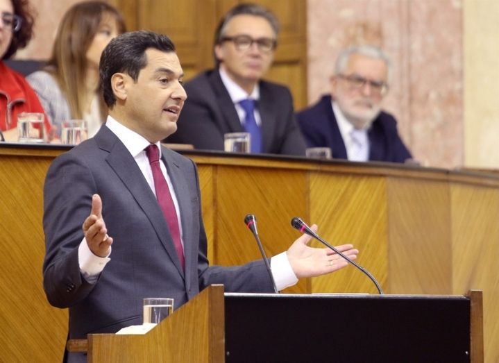 Juanma Moreno, investido presidente de la Junta de Andalucía en primera votación gracias a los votos de Cs y Vox