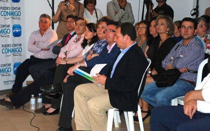 Más de 600 personas arropan a Toscano en su presentación en Aljaraque
