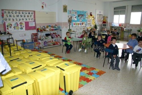 El Ayuntamiento reparte los cubos de la campaña 'Un niño, un cubo de reciclaje'