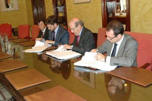 El alcalde firma el pago de 7 millones de euros a 385 pequeñas y medianas empresas proveedoras