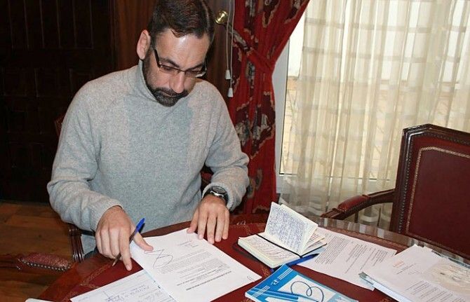 El alcalde de Ayamonte firma el acta de inicio de las obras de dos caminos rurales