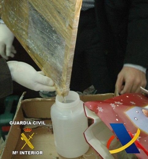 Vigilancia Aduanera y Guardia Civil interceptan cocaína líquida en un envío postal