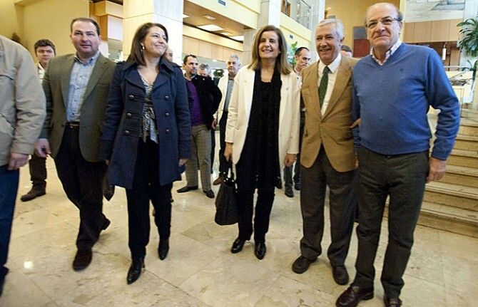 Báñez asegura en Huelva que parados y pensionistas 'no deben temer' con el PP porque son 'una prioridad'