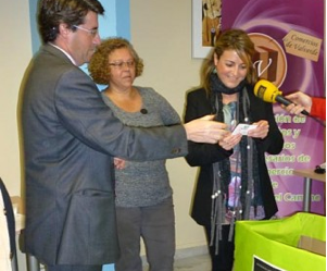 Francis Jiménez, ganadora de los 3.000 euros de la campaña comercial de Navidad de Valverde