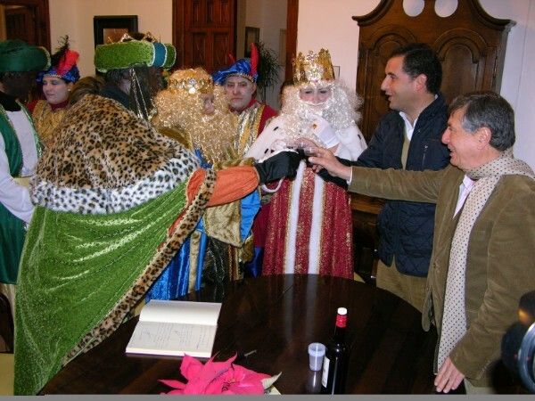 El recorrido solidario de Sus Majestades de Oriente da paso a la tradicional cabalgata de Reyes en Moguer