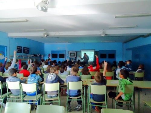 Facua Huelva imparte formación sobre telecomunicaciones, internet y móviles a los jóvenes