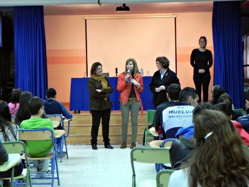 Ana Barbeito anima a los jóvenes “cooperativistas” del IES La Orden a compartir sus ideas y materializarlas