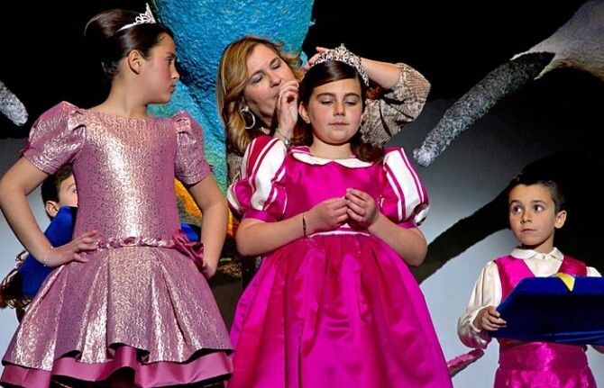Isla corona a sus reinas del Carnaval, la niña Naiara Martín y la joven María José Carrillo