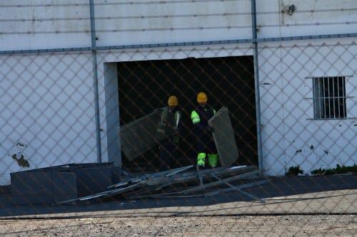 Primeros trabajos para la demolición de la nave de Weickert y Martín Agrícola en Las Metas