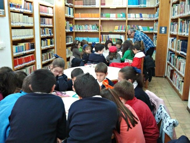 Más de 700 escolares se hacen su tarjeta de lector en la Biblioteca de Lepe