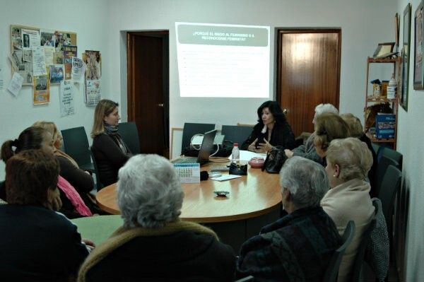 El Ayuntamiento imparte una charla sobre la desmitificación del feminismo