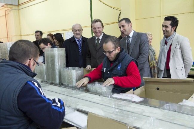 El consejero de Empleo visita la asociación Abriendo Puertas que da empleo a 11 discapacitados