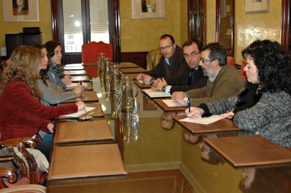 Miembros de la CECA y responsables del Mercado del Carmen estudian nuevas estrategias comerciales