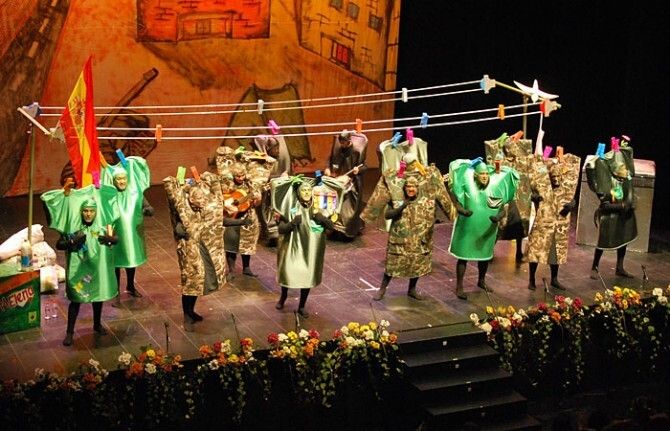 La chirigota 'El batallón de la colada' y la comparsa 'Los señores' ganan el concurso del Carnaval de la Luz
