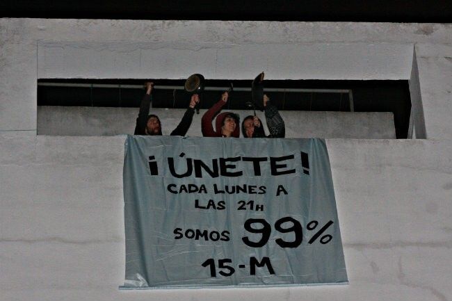 El movimiento 15-M celebra el primer lunes de cacerolada en Huelva