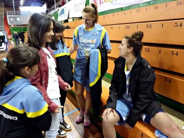 Las primeras pruebas descartan una rotura en la rodilla de Elena López