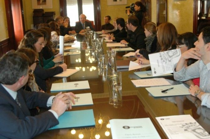 Una veintena de alumnos de quinto de Derecho inician sus prácticas en el Ayuntamiento