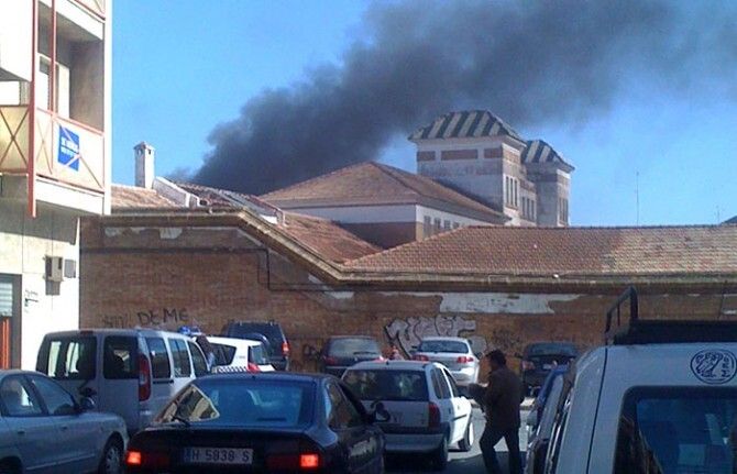 Bomberos extinguen un incendio en la antigua cárcel