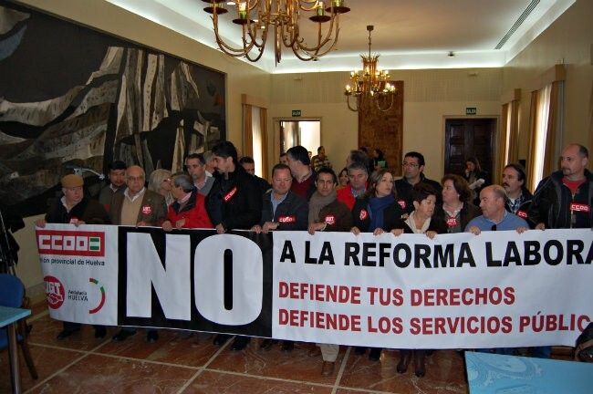 CCOO y UGT protestan en el pleno de la Diputación contra la reforma laboral