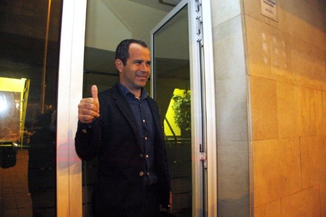 Un Cervera sonriente estampa su firma con el Racing