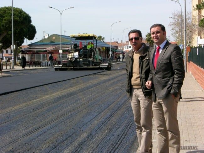 Importante actuación de asfaltado en Mazagón