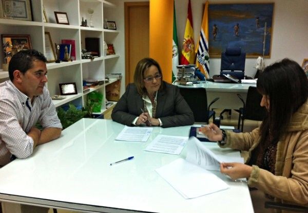 Isla Cristina contará con 21 nuevos contenedores para la recogida y selección de ropa usada