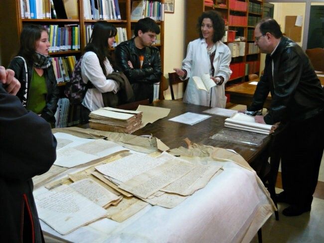Visita de los estudiantes de Historia al archivo Diocesano