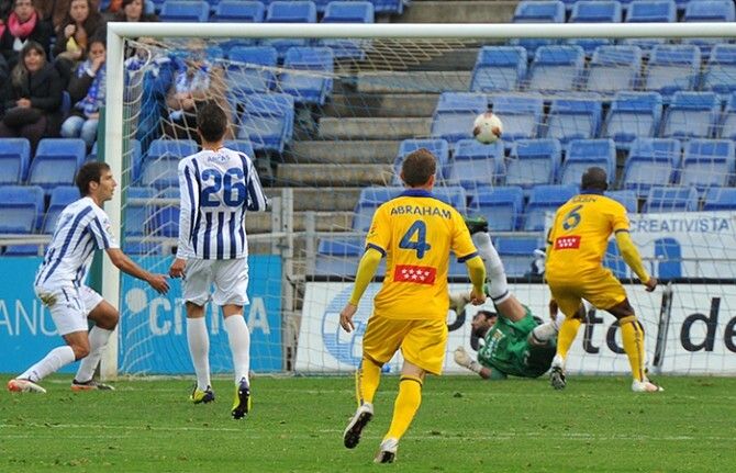 Racha cortada con desatino y mal arbitraje (1-2)