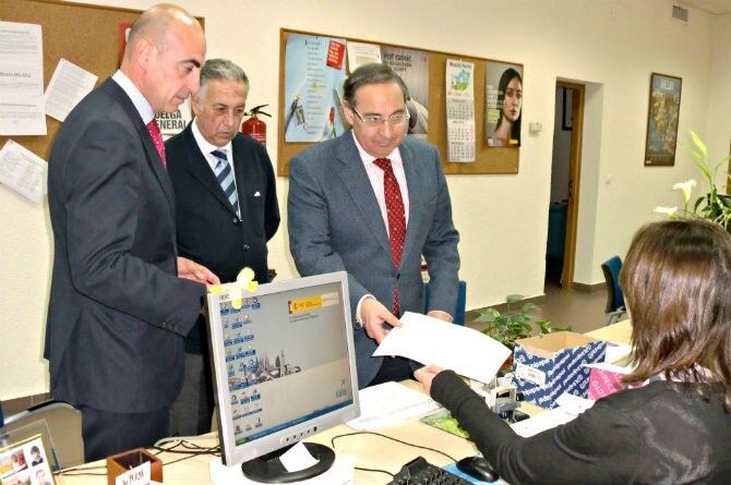 La FOE entrega al subdelegado más de 1.200 firmas de empresarios que demandan garantías del derecho al trabajo