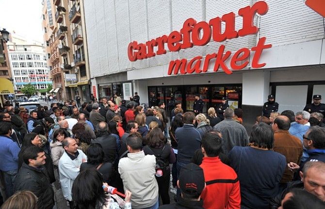 Representantes de UGT y CCOO recorren la capital para provocar el cierre de comercios
