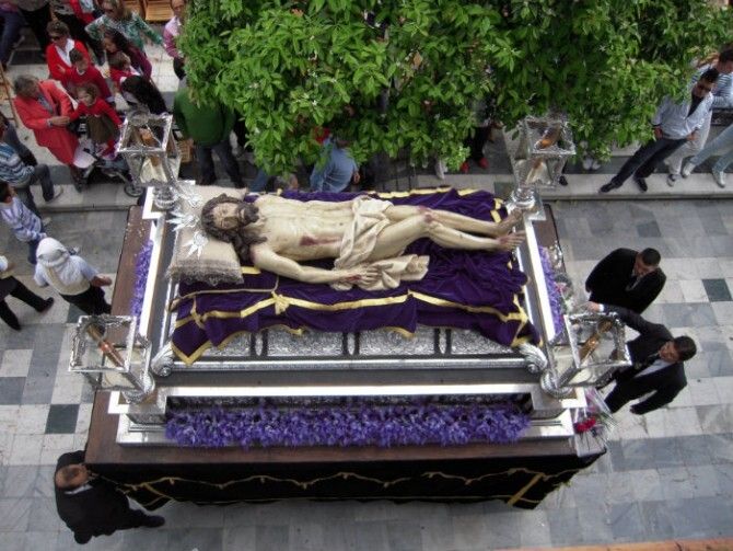 La Virgen de la Soledad del Almonte estrena el acompañamiento de música de capilla en su recorrido del Sábado Santo